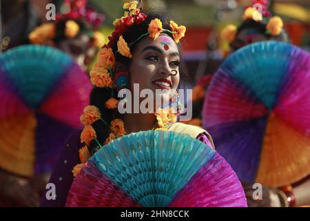 Künstler aus Bangladesch tanzen zur Feier der Pahela Falgun (erster Frühlingstag) in Dhaka, Bangladesch, 14. Februar 2022. In Bangladesch ist Pahela Falgun mit bunten Feierlichkeiten gekennzeichnet und traditionell tragen Frauen gelbe Saris und Männer Panjabi, um diesen Tag zu feiern. Die Feier von Pahela Falgun ist als Bosonto Utsob bekannt. Foto von Suvra Kanti das/ABACAPRESS.COM Stockfoto