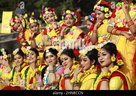 Künstler aus Bangladesch posieren für Fotos während der Feier des Pahela Falgun (Frühlingsfestes) in Dhaka, Bangladesch, am 14. Februar 2022. In Bangladesch ist Pahela Falgun mit bunten Feierlichkeiten gekennzeichnet und traditionell tragen Frauen gelbe Saris und Männer Panjabi, um diesen Tag zu feiern. Die Feier von Pahela Falgun ist als Bosonto Utsob bekannt. Foto von Suvra Kanti das/ABACAPRESS.COM Stockfoto