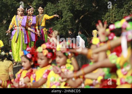 Künstler aus Bangladesch posieren für Fotos während der Feier des Pahela Falgun (Frühlingsfestes) in Dhaka, Bangladesch, am 14. Februar 2022. In Bangladesch ist Pahela Falgun mit bunten Feierlichkeiten gekennzeichnet und traditionell tragen Frauen gelbe Saris und Männer Panjabi, um diesen Tag zu feiern. Die Feier von Pahela Falgun ist als Bosonto Utsob bekannt. Foto von Suvra Kanti das/ABACAPRESS.COM Stockfoto