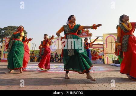 Künstler aus Bangladesch tanzen zur Feier der Pahela Falgun (erster Frühlingstag) in Dhaka, Bangladesch, 14. Februar 2022. In Bangladesch ist Pahela Falgun mit bunten Feierlichkeiten gekennzeichnet und traditionell tragen Frauen gelbe Saris und Männer Panjabi, um diesen Tag zu feiern. Die Feier von Pahela Falgun ist als Bosonto Utsob bekannt. Foto von Suvra Kanti das/ABACAPRESS.COM Stockfoto