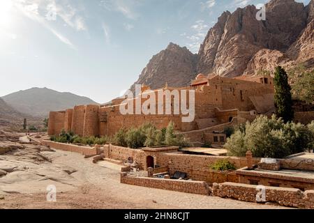 Das Katharinenkloster befindet sich in der Wüste der Sinai-Halbinsel in Ägypten am Fuße des Berges Moses Stockfoto