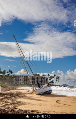 Schiffbruch Segelboot am Strand nach Wintersturm, Kihei, Maui, Hawaii, USA. Stockfoto