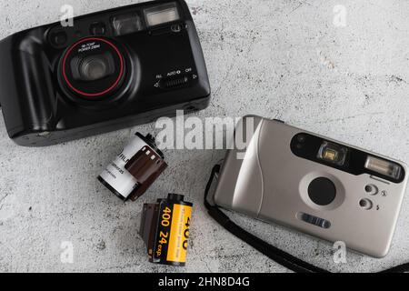 Zwei analoge Vintage-Kameras mit Film Stockfoto