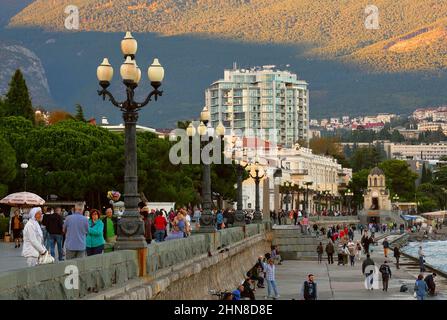 Jalta, Krim, Russland-05.05.2019: Urlauber gehen entlang der Hauptpromenade von Jalta-der Hauptstadt der Südküste der Krim. Touristenattraktion, Stockfoto