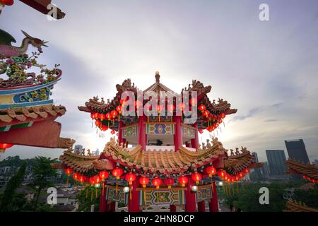 Kuala Lumpur, Malaysia - 6th. Feb 2022: Rote Laternen hängen an einem Pavillon im Thean Hou Tempel, Kuala Lumpur Malaysia. Stockfoto