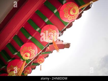 Hängende rote Laternen auf dem Tempeldach. Low-Angle-Ansicht, Kopierbereich. Stockfoto