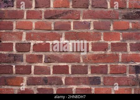 Alte Ziegelmauer von roter Farbe, breites Panorama von Mauerwerk Stockfoto