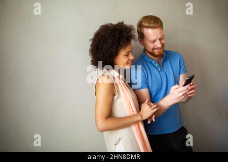 Porträt von glücklichen Erfolg Geschäftsleute reden und Spaß im Büro haben Stockfoto