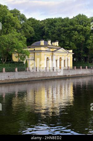 Sankt Petersburg, Russland, 09.01.2020. Rossi-Pavillon im Mikhailowski-Garten. Der kleine Palast spiegelt sich im Wasser des Flusses Moika im Stockfoto