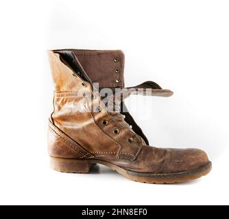 Alte Schuhe auf weißem Hintergrund. Brauner Lederschuh. Abgenutzte Schuhe. Stiefel. Stockfoto