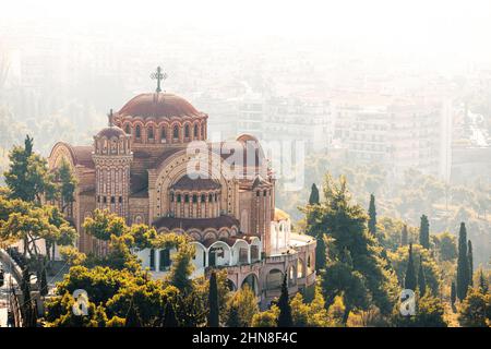 Blick auf die griechische Kirche von Saint Pavlos, die im Morgennebel fliegt. Thessaloniki Religiöse und Reise Sehenswürdigkeiten Stockfoto