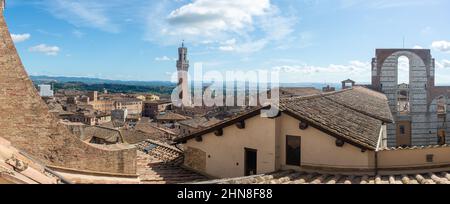 Panoramablick auf Siena mit Torre del Mangia an der Piazza del Campo in Toscana, Italien Stockfoto