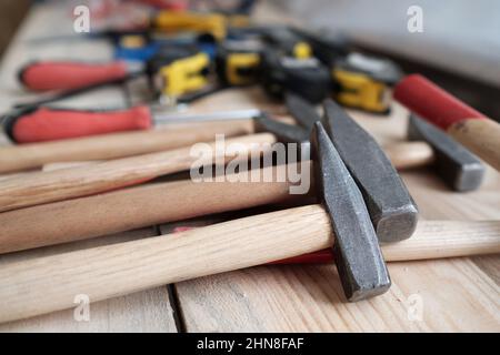 Hintergrundbild von Tischlerwerkzeugen auf Holztisch in der Werkstatt, Platz kopieren Stockfoto