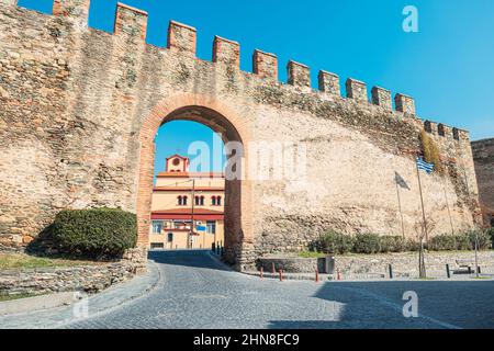 Altes Trigonio-Tor zur oberen byzantinischen Stadt und Festung in Thessaloniki, Griechenland. Reise- und Sightseeing-Attraktionen und Wahrzeichen-Konzept Stockfoto