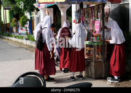 Lampung, Indonesien, Dezember 17 2021- Grundschüler kaufen in der Kantine in der Pause an einer öffentlichen Grundschule Snacks Stockfoto