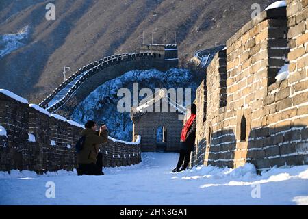 Peking, China. 14th. Februar 2022. Touristen fotografieren am Mutianyu-Abschnitt der Großen Mauer in Peking, der Hauptstadt Chinas, am 14. Februar 2022. Quelle: Chen Yehua/Xinhua/Alamy Live News Stockfoto