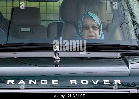 Queen Elizabeth II wird auf dem Sandringham Estate gesehen. Ihre Majestät verbringt ihre Weihnachtspause normalerweise in Norfolk, aber aufgrund der Covid-Pandemie hat sie die letzten beiden verpasst. Es ist auch das erste Mal, dass sie ihre Winterpause in Sandringham seit dem Tod ihres geliebten Mannes Prinz Philip, dem Herzog von Edinburgh, verbringt. Queen Elizabeth II, Sandringham, Norfolk, Großbritannien, am 28. Januar, 2022 Stockfoto