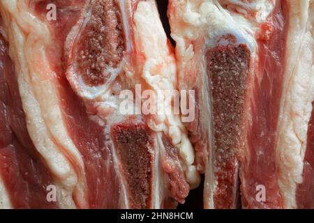 Fette Fleischstücke mit Knochen und Knorpel aus der Nähe Stockfoto