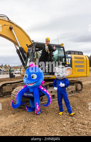 Rust, Deutschland. 14th. Februar 2022. Stefan Mross, Trompeter, Sänger und Moderator, steht auf einem Bagger auf der Baustelle der neuen Arena für die Show 'immer wieder Sonntags', davor die Maskottchen Snorri des Wasserparks Rulantica und das Maskottchen 'Euro-Maus' des Europa-Parks. Der Europa-Park hat die alte Arena der Sendung 'immer wieder Sonntags' für den Bau einer neuen Achterbahn abgerissen und baut an anderer Stelle eine neue und größere Arena. Die erste Sendung soll am 12. Juni 2022 stattfinden. Quelle: Philipp von Ditfurth/dpa/Alamy Live News Stockfoto