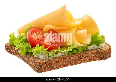 Gouda-Käsescheiben auf Roggenbrot isoliert auf weißem Hintergrund, Draufsicht Stockfoto