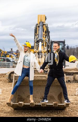 Rust, Deutschland. 14th. Februar 2022. Sängerin und Moderatorin Anna-Carina Woitschack steht zusammen mit ihrem Mann, Trompeter, Sänger und Moderator Stefan Mross, auf der Baustelle der neuen Arena für die Show 'immer wieder Sonntags' auf einem Bagger. Der Europa-Park hat die alte Arena für die Show 'immer wieder Sonntags' für den Bau einer neuen Achterbahn abgerissen und baut an anderer Stelle eine neue und größere Arena. Die erste Sendung soll am 12. Juni 2022 stattfinden. Quelle: Philipp von Ditfurth/dpa/Alamy Live News Stockfoto