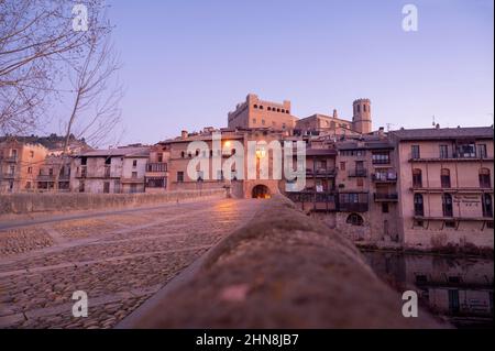 Blick auf die mittelalterliche Brücke von Valderrobres über den Fluss Matarranya mit der Kirche Santa Maria la Mayor und dem Palast Stockfoto