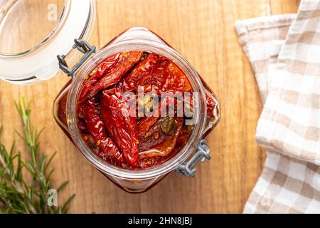 Sonnengetrocknete Tomaten. Eingelegte Tomaten im Glas. Draufsicht. Stockfoto