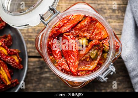 Sonnengetrocknete Tomaten. Eingelegte Tomaten im Glas. Draufsicht. Stockfoto