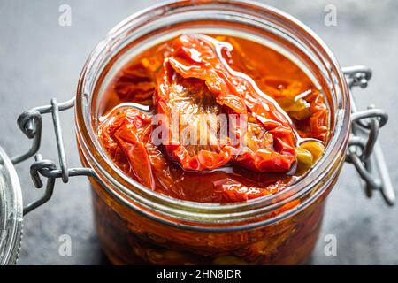 Sonnengetrocknete Tomaten. Eingelegte Tomaten in einem Glas. Stockfoto