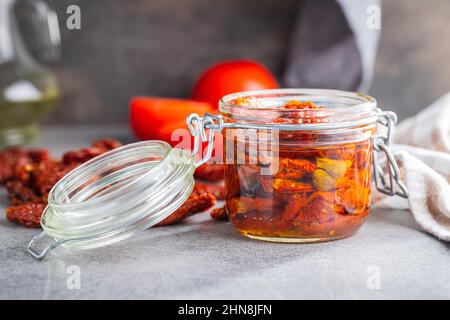 Sonnengetrocknete Tomaten. Eingelegte Tomaten im Glas auf Küchentisch. Stockfoto