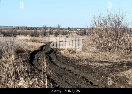 REGION ZAPORIZHZHIA, UKRAINE - 14. FEBRUAR 2022 - In der Nähe des innerhalb von 24 Stunden in Zaporizhzhia Re erlegten Militärtrainingszentrums Ist Eine unbefestigte Straße abgebildet Stockfoto