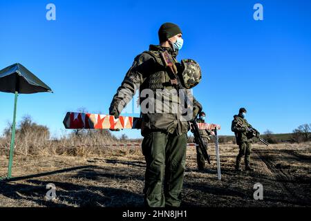 REGION SAPORISCHSCHSCHJA, UKRAINE - 14. FEBRUAR 2022 - Soldaten sind im Militärausbildungszentrum, das innerhalb von 24 Stunden in der Region Saporischschschja eingerichtet wurde, im Einsatz. Stockfoto