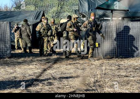 REGION ZAPORIZHZHIA, UKRAINE - 14. FEBRUAR 2022 - Soldaten werden in dem innerhalb von 24 Stunden in der Region Zaporizhzhia aufgestellten Militärausbildungszentrum abgebildet Stockfoto