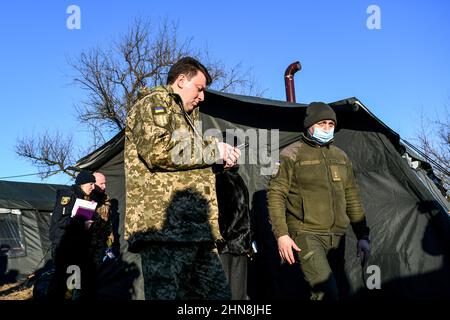 REGION SAPORISCHSCHSCHJA, UKRAINE - 14. FEBRUAR 2022 - Leiter der regionalen Staatsverwaltung Saporischschschja Oleksandr Starukh (L) und Kommandant von Natio Stockfoto