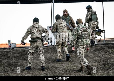 REGION ZAPORIZHZHIA, UKRAINE - 14. FEBRUAR 2022 - Soldaten werden in dem innerhalb von 24 Stunden in der Region Zaporizhzhia aufgestellten Militärausbildungszentrum abgebildet Stockfoto