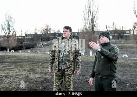 REGION SAPORISCHSCHSCHJA, UKRAINE - 14. FEBRUAR 2022 - Leiter der regionalen Staatsverwaltung Saporischschschja Oleksandr Starukh (L) und Kommandant von Natio Stockfoto