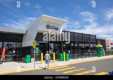 Roadhaven Café und Tankstelle für australische Autofahrer auf der Straße von Sydney nach Canberra, mit Toiletten, Essen und Kraftstoff, NSW, Australien Stockfoto