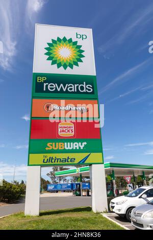 Schild mit BP, Hungry Jacks, Subway und Roadhaven Cafe, NSW, Australien Stockfoto