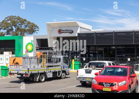 Roadhaven Café und Tankstelle für australische Autofahrer auf der Straße von Sydney nach Canberra, mit Toiletten, Essen und Kraftstoff, NSW, Australien Stockfoto