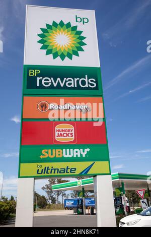 Schild mit BP, Hungry Jacks, Subway und Roadhaven Cafe, NSW, Australien Stockfoto