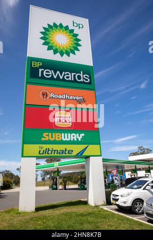 Schild mit BP, Hungry Jacks, Subway und Roadhaven Cafe, NSW, Australien Stockfoto