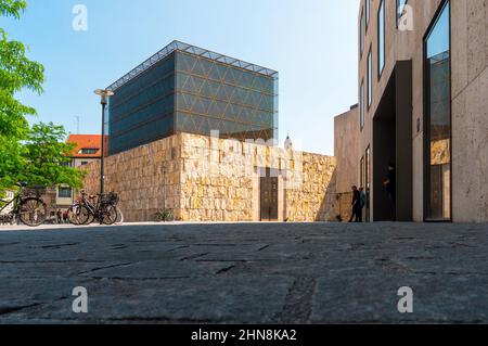 Synagoge Ohel Jakob in München, Deutschland. Das Gebäude ist eine kubische Betonkonstruktion, die im unteren Teil mit Travertinstein verkleidet ist und von einem Glas gekrönt wird Stockfoto