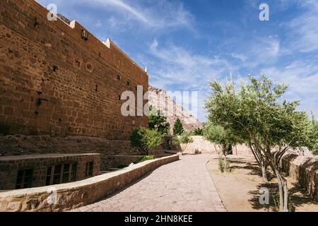 Das Katharinenkloster befindet sich in der Wüste der Sinai-Halbinsel in Ägypten am Fuße des Berges Moses Stockfoto