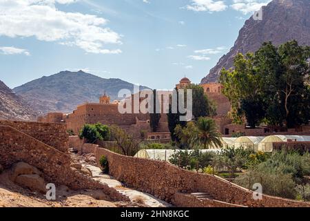 Das Katharinenkloster befindet sich in der Wüste der Sinai-Halbinsel in Ägypten am Fuße des Berges Moses Stockfoto