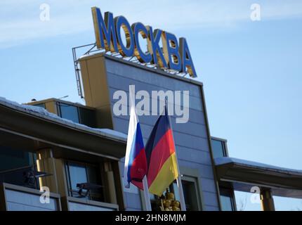 Moskau, Russland. 15th. Februar 2022. Die russische und deutsche Flagge ist bei der Ankunft von Bundeskanzler O. Scholz (SPD) am Flughafen Vnukovo zu sehen. Scholz reist nach Moskau, um über die Lage an der ukrainisch-russischen Grenze zu sprechen. Dort trifft er den russischen Präsidenten. Quelle: Kay Nietfeld/dpa/Alamy Live News Stockfoto