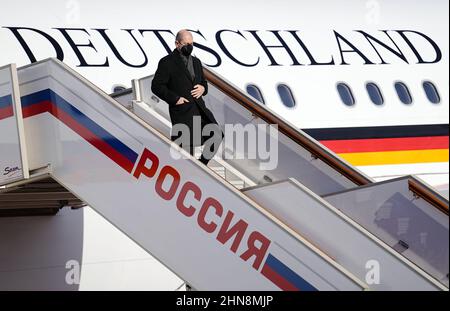 Moskau, Russland. 15th. Februar 2022. Bundeskanzler O. Scholz (SPD) verlässt den Airbus A340 der Luftwaffe bei seiner Ankunft. Scholz reist nach Moskau, um über die Lage an der ukrainisch-russischen Grenze zu sprechen. Dort trifft er den russischen Präsidenten. Quelle: Kay Nietfeld/dpa/Alamy Live News Stockfoto