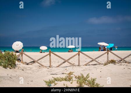 Schöner Strand mit weißem Sand und blauem Wasser Stockfoto