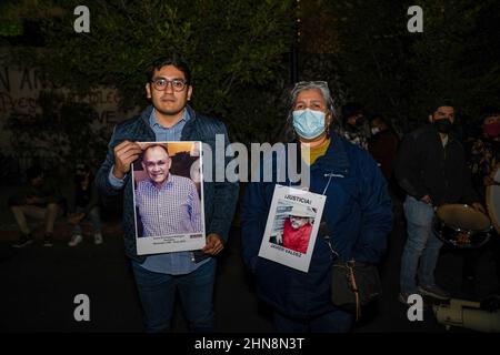 Mexiko, Mexiko. 14th. Februar 2022. Demonstranten halten während der Demonstration Plakate. Dutzende von Journalisten kamen zusammen, um vor den Büros des Innenministeriums in Mexiko-Stadt zu protestieren. Es war Teil eines gleichzeitigen nationalen Protestes, der in ganz Mexiko nach dem Mord an dem fünften Journalisten im Jahr 2022 stattfand. Kredit: SOPA Images Limited/Alamy Live Nachrichten Stockfoto