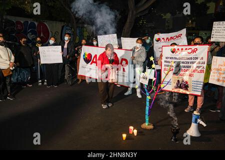 Mexiko, Mexiko. 14th. Februar 2022. Demonstranten halten während der Demonstration Plakate. Dutzende von Journalisten kamen zusammen, um vor den Büros des Innenministeriums in Mexiko-Stadt zu protestieren. Es war Teil eines gleichzeitigen nationalen Protestes, der in ganz Mexiko nach dem Mord an dem fünften Journalisten im Jahr 2022 stattfand. Kredit: SOPA Images Limited/Alamy Live Nachrichten Stockfoto