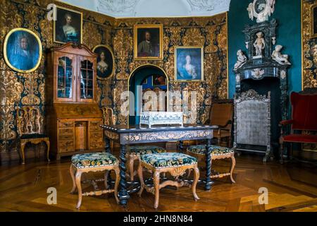 HILLEROD, DÄNEMARK - 30. JUNI 2016: Es ist der Innenraum eines der Säle des Schlosses Frederiksborg. Stockfoto